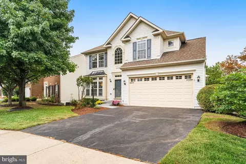 8152 Tillinghast Ln, Gainesville, VA 20155