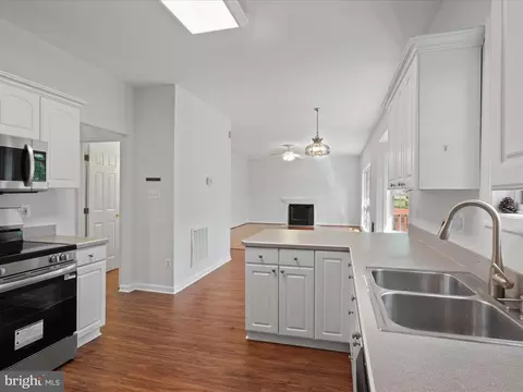 7511 Melton Ct, Gainesville, VA 20155 photo 11