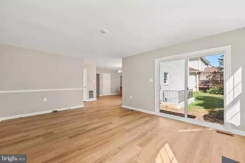Living - 10413 Labrador Loop, Manassas, VA 20112 photo 2 of 6