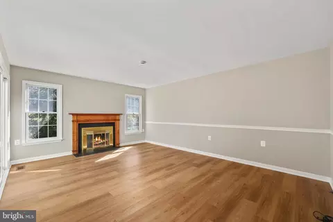 Living - 10413 Labrador Loop, Manassas, VA 20112 photo 4 of 6