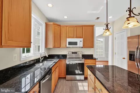 Kitchen - 3189 Tulip Tree Pl, Dumfries, VA 22026 photo 6 of 7