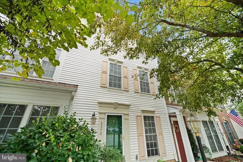 8878 Stable Forest Pl, Bristow, VA 20136