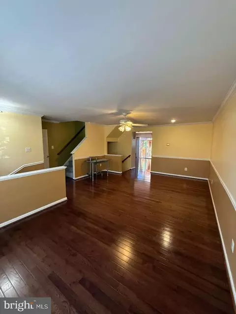Living - 8312 Wallace Ln, Manassas, VA 20109 photo 2 of 4