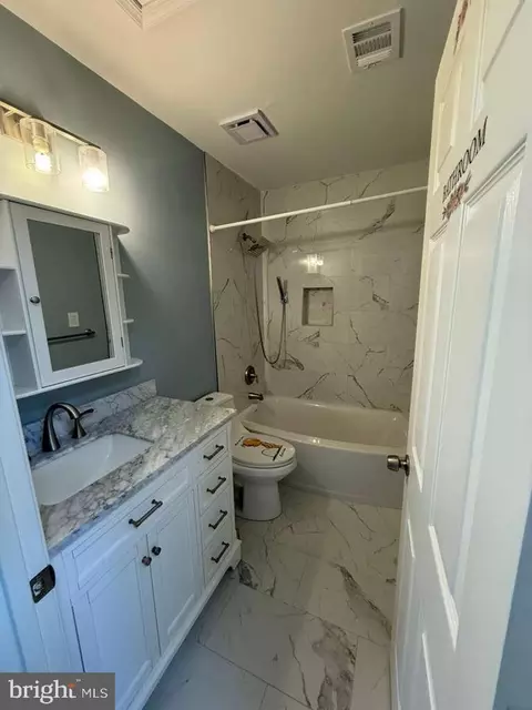 Bath - 8312 Wallace Ln, Manassas, VA 20109 photo 3 of 4