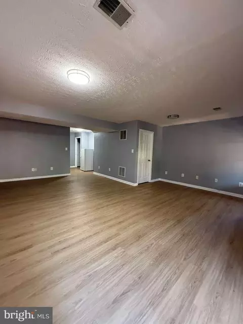 Living - 8312 Wallace Ln, Manassas, VA 20109 photo 3 of 4