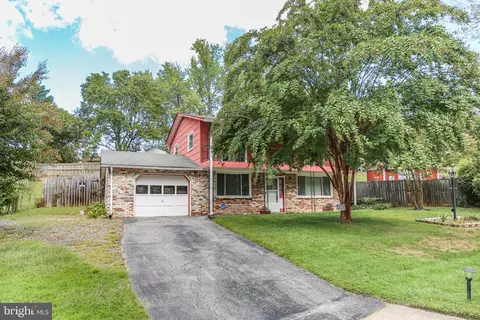 19007 Red Oak Ln, Triangle, VA 22172