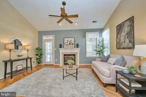 Living - 13516 Norwick Pl, Gainesville, VA 20155 photo 2 of 3