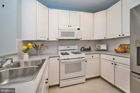 Kitchen - 13516 Norwick Pl, Gainesville, VA 20155 photo 2 of 3
