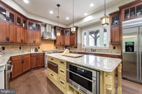 Kitchen - 14428 Eagle Island Ct, Gainesville, VA 20155 photo 4 of 7