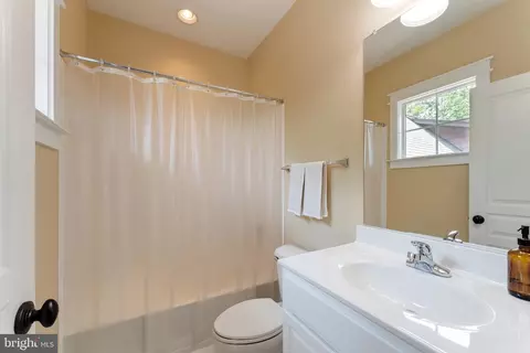 Bath - 14428 Eagle Island Ct, Gainesville, VA 20155 photo 2 of 6