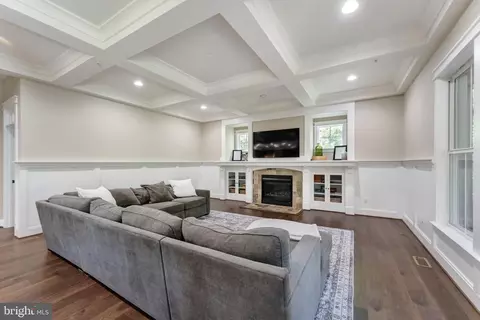 Living - 14428 Eagle Island Ct, Gainesville, VA 20155 photo 2 of 5