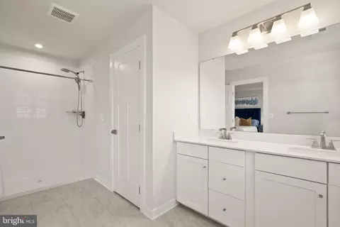 Bath - 7471 Flag Point Ct, Manassas, VA 20109 photo 1 of 2