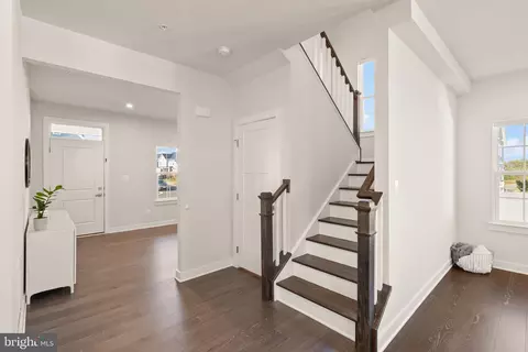 Entry Way - 7471 Flag Point Ct, Manassas, VA 20109 photo 10 of 13
