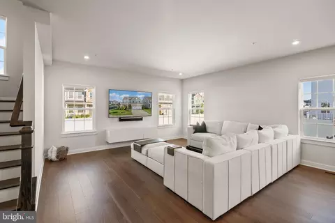 Living - 7471 Flag Point Ct, Manassas, VA 20109 photo 1 of 2