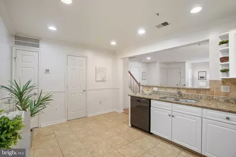 Kitchen - 11256 Stagestone Way, Manassas, VA 20109 photo 4 of 4