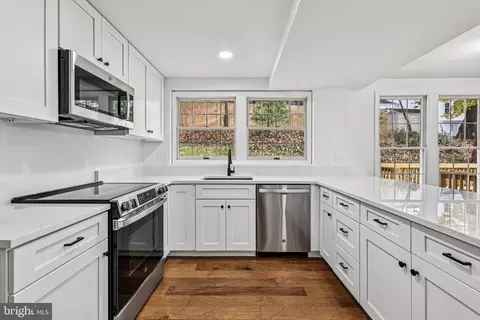 Kitchen - 15331 Edgehill Dr, Dumfries, VA 22025 photo 2 of 4