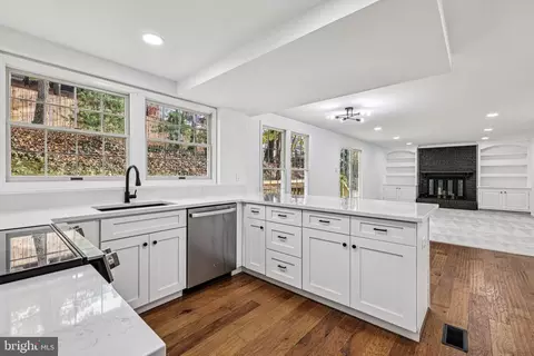 Kitchen - 15331 Edgehill Dr, Dumfries, VA 22025 photo 3 of 4
