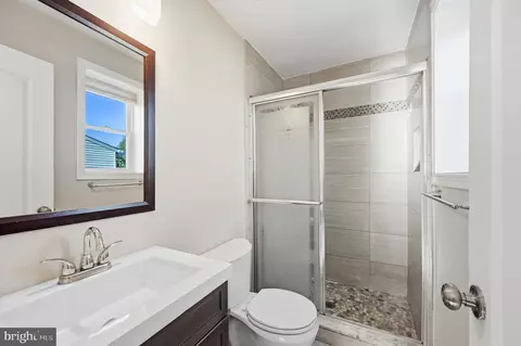 Bath - 3797 Port Hope Pt, Triangle, VA 22172 photo 1 of 2