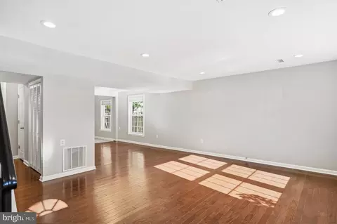 Living - 3797 Port Hope Pt, Triangle, VA 22172 photo 2 of 5