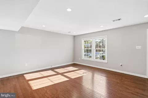 Living - 3797 Port Hope Pt, Triangle, VA 22172 photo 3 of 5