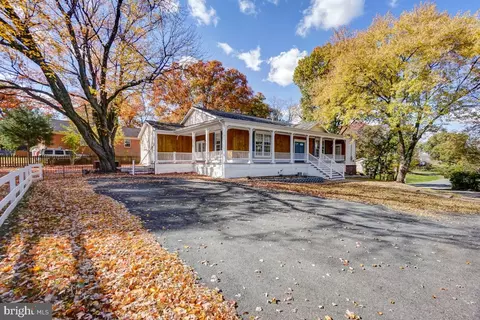 8513 Thomas Dr, Manassas, VA 20110