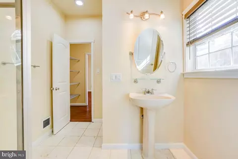 Bath - 8513 Thomas Dr, Manassas, VA 20110 photo 4 of 4