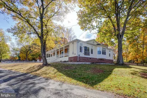 Exterior - 8513 Thomas Dr, Manassas, VA 20110 photo 2 of 6