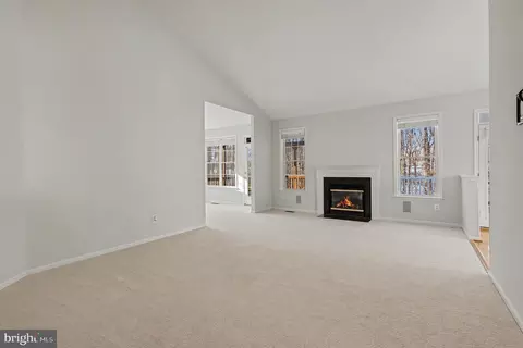 Living - 6880 Saddle Run Way, Gainesville, VA 20155 photo 2 of 4