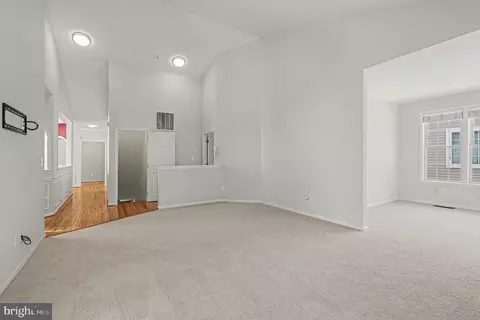 Living - 6880 Saddle Run Way, Gainesville, VA 20155 photo 3 of 4