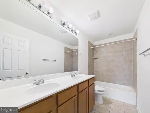 Bath - 18213 Jillian Ln, Triangle, VA 22172 photo 4 of 5