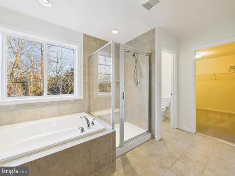 Bath - 18213 Jillian Ln, Triangle, VA 22172 photo 2 of 5