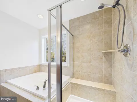Bath - 18213 Jillian Ln, Triangle, VA 22172 photo 3 of 5