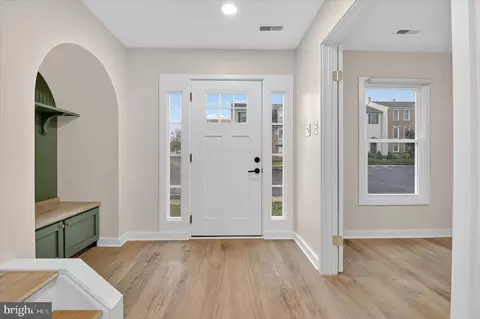 Entry Way - 10502 Oronoco Ln, Manassas, VA 20109 photo 2 of 13