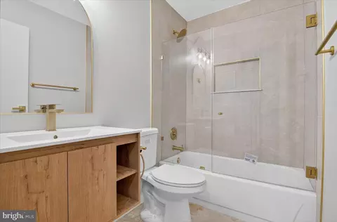 Bath - 10502 Oronoco Ln, Manassas, VA 20109 photo 2 of 3