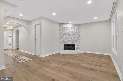 Living - 10502 Oronoco Ln, Manassas, VA 20109 photo 2 of 5