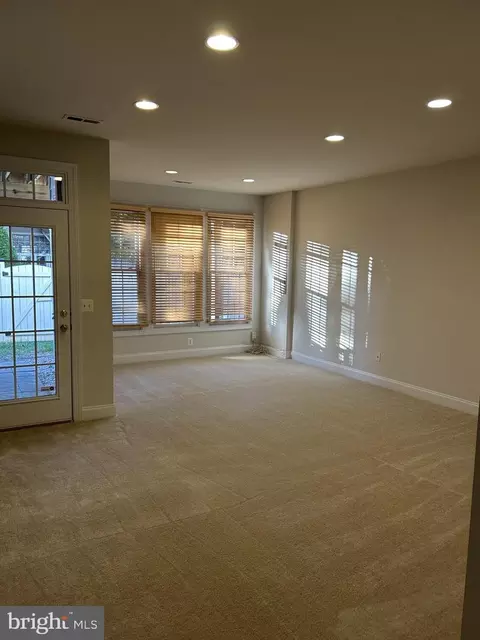 6872 Witton Cir, Gainesville, VA 20155 photo 3
