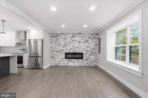 Living - 8323 Rolling Rd, Manassas, VA 20110 photo 2 of 3