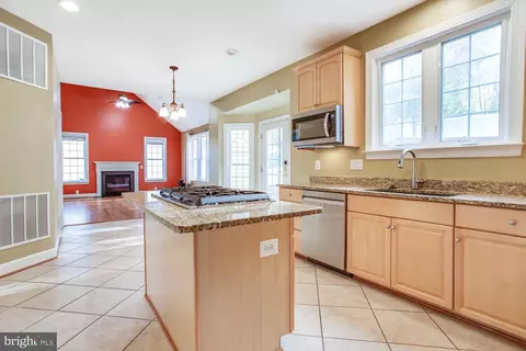 Kitchen - 3403 Logstone Dr, Triangle, VA 22172 photo 1 of 4