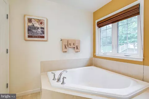 Bath - 3403 Logstone Dr, Triangle, VA 22172 photo 4 of 6