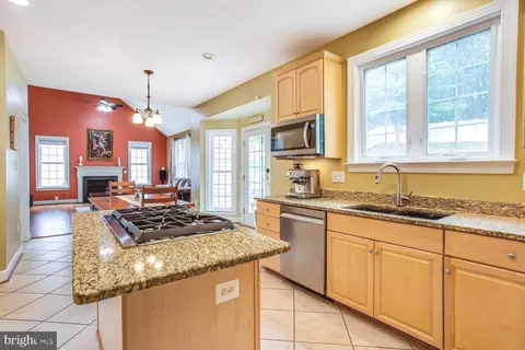 Kitchen - 3403 Logstone Dr, Triangle, VA 22172 photo 4 of 4