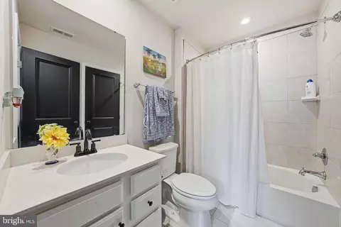 Bath - 18363 Reaper Hill Ct, Triangle, VA 22172 photo 1 of 2