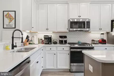 Kitchen - 18363 Reaper Hill Ct, Triangle, VA 22172 photo 1 of 2