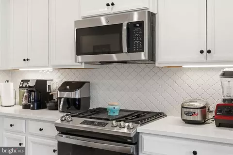 Kitchen - 18363 Reaper Hill Ct, Triangle, VA 22172 photo 2 of 2