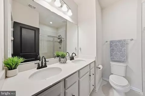 Bath - 18363 Reaper Hill Ct, Triangle, VA 22172 photo 2 of 2