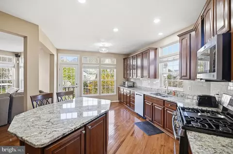 6837 Rathbone Pl, Gainesville, VA 20155 photo 4