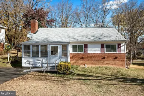 13719 Knowles St, Woodbridge, VA 22191