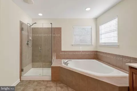 Bath - 3313 Lady Catherine Cir, Triangle, VA 22172 photo 3 of 6