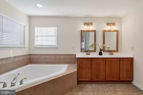 Bath - 3313 Lady Catherine Cir, Triangle, VA 22172 photo 2 of 6