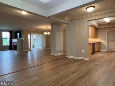 485 Harbor Side St #412, Woodbridge, VA 22191