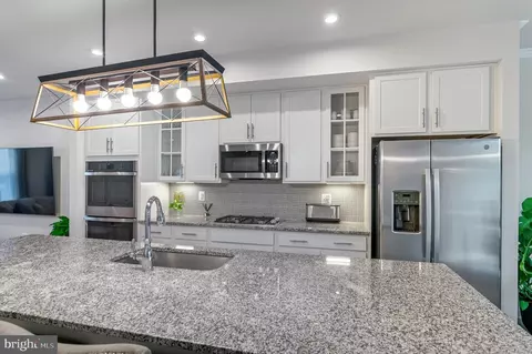 Kitchen - 18245 Summit Pointe Dr, Triangle, VA 22172 photo 1 of 2